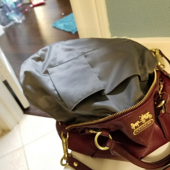 Gorgeous wine red Coach - Picture 2 of 4